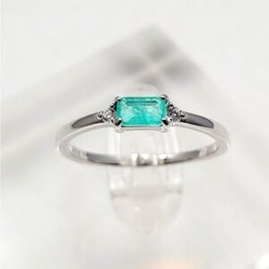 Elegant Silver and Green Gemstone Ring